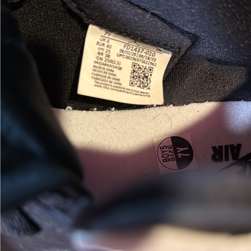 Nike Black and White Sneakers - Picture 6 of 7